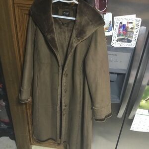Brown Trench Coat with Plush Collar and Full-Length Design